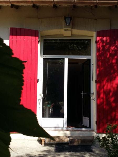 volets rouges en place